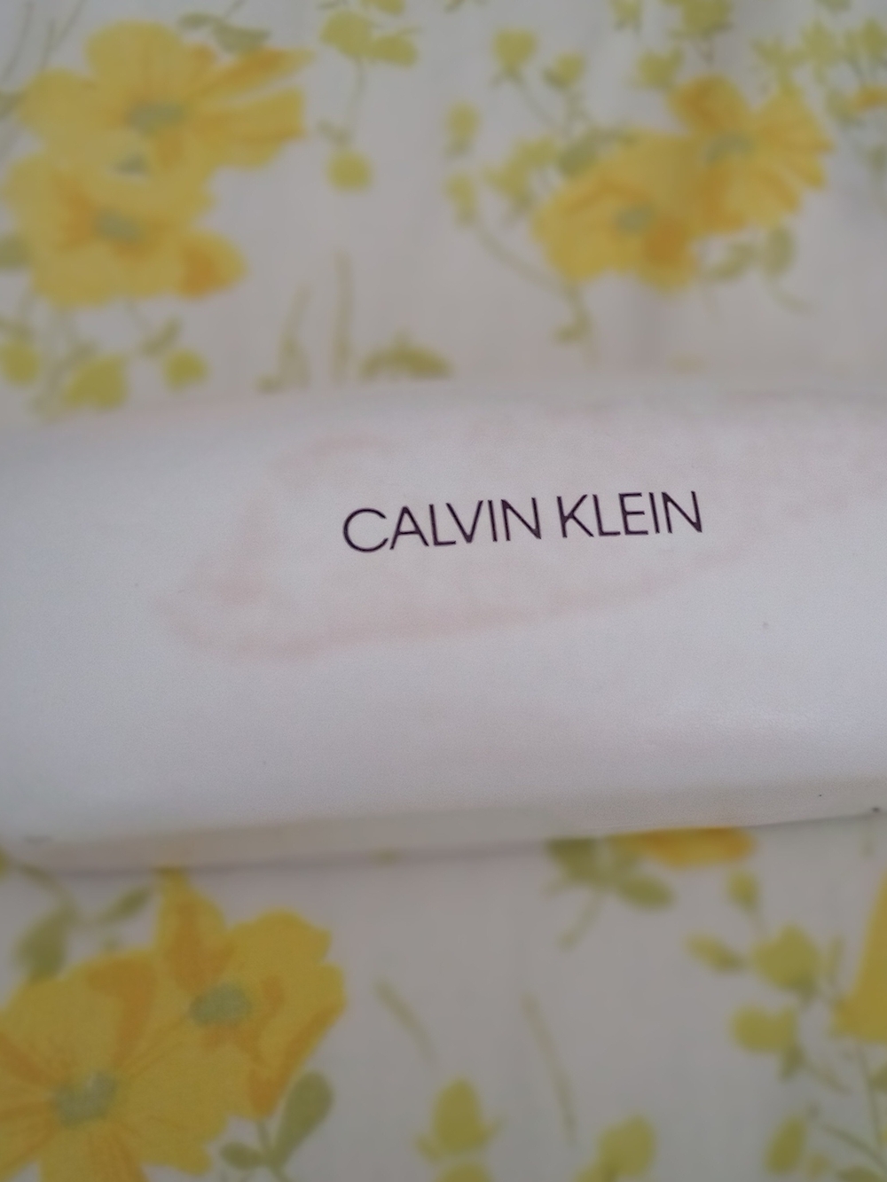 CALVIN KLEIN White Faux Leather Hard Clam Shell Felt Lined Eyeglasses Case